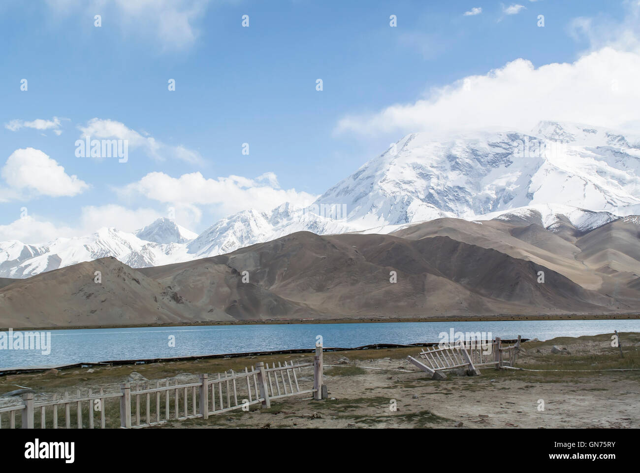 La gamma della montagna lungo la Karakoram Highway Foto Stock