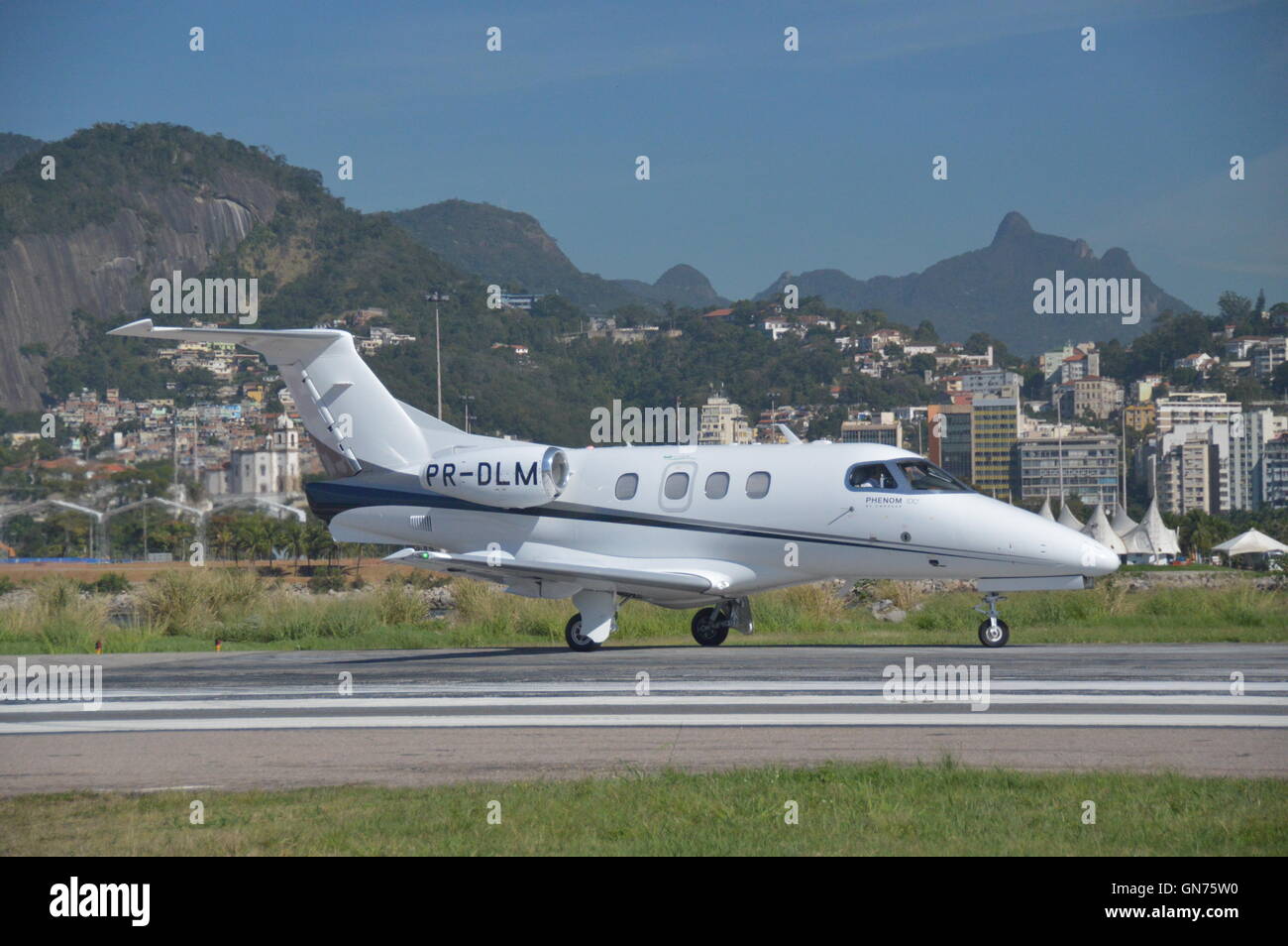 Piccolo getto aereo pronto a decollare in aeroporto Santos Dumont di Rio de Janeiro in Brasile Foto Stock