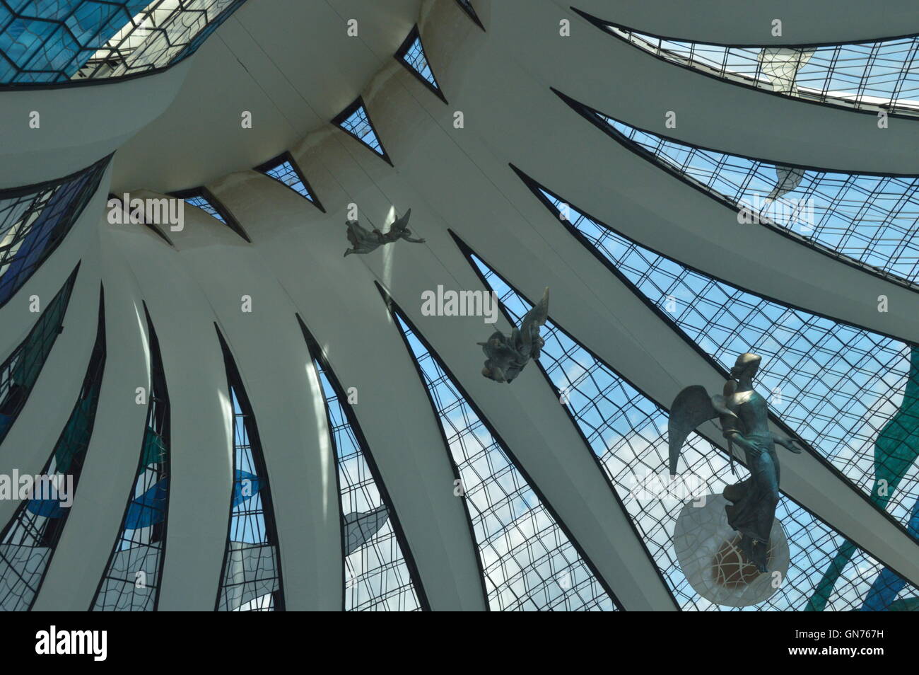 Interno della Cattedrale Metropolitana di Nostra Signora di Aparecida in Brasilia Foto Stock