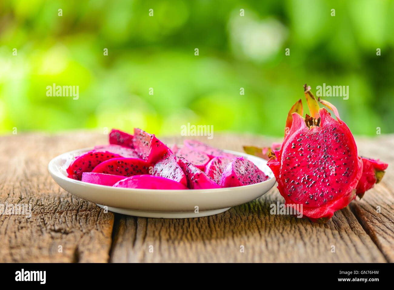 Drago a fette di frutta sul tavolo Foto Stock