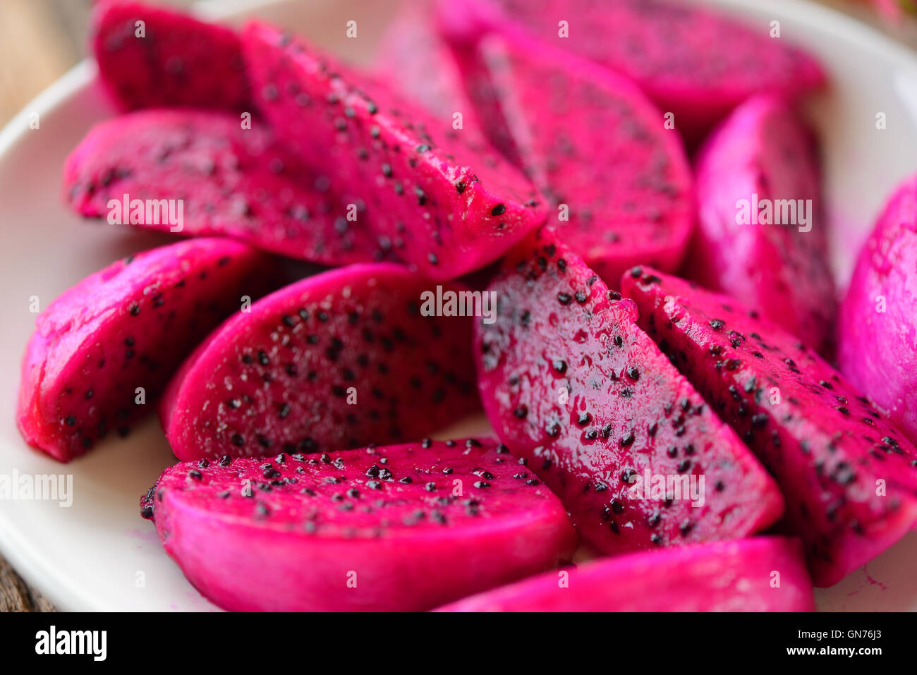 Fette di frutta drago su piastra Foto Stock