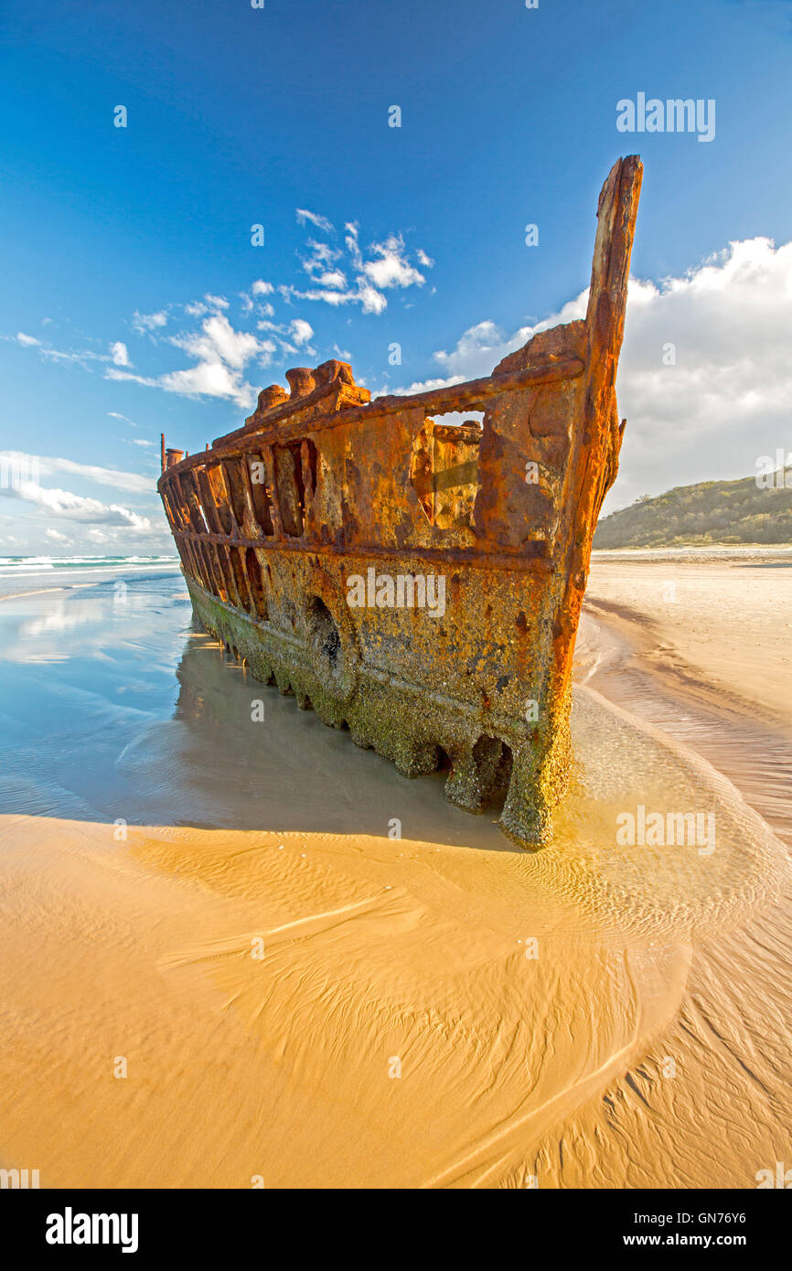Arrugginimento rimane storico il relitto della nave Maheno sulla sabbia 75 miglia di spiaggia sotto il cielo blu su Fraser Island in Australia Foto Stock