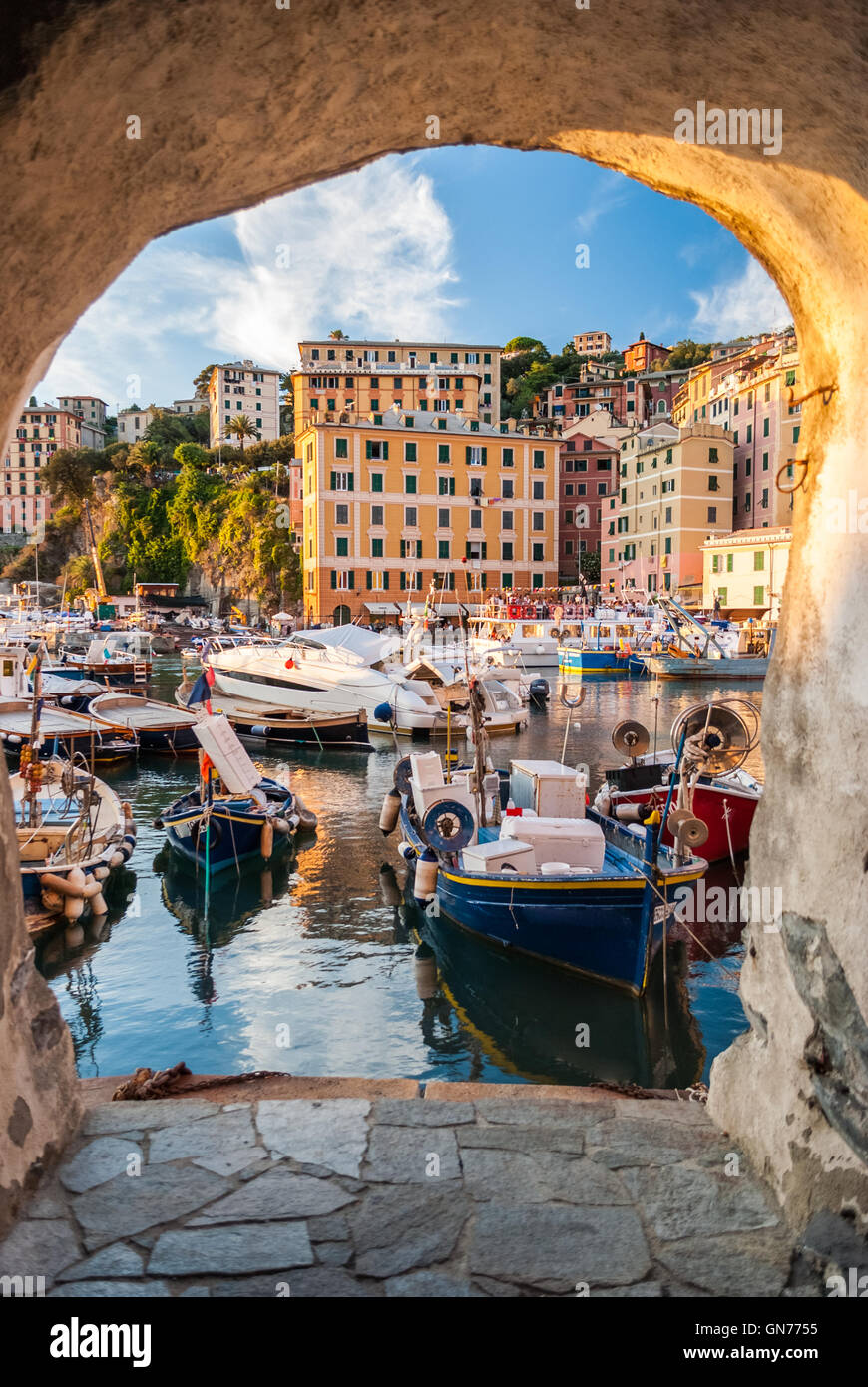 Scorcio del piccolo porto di Camogli, vicino a Genova Foto Stock