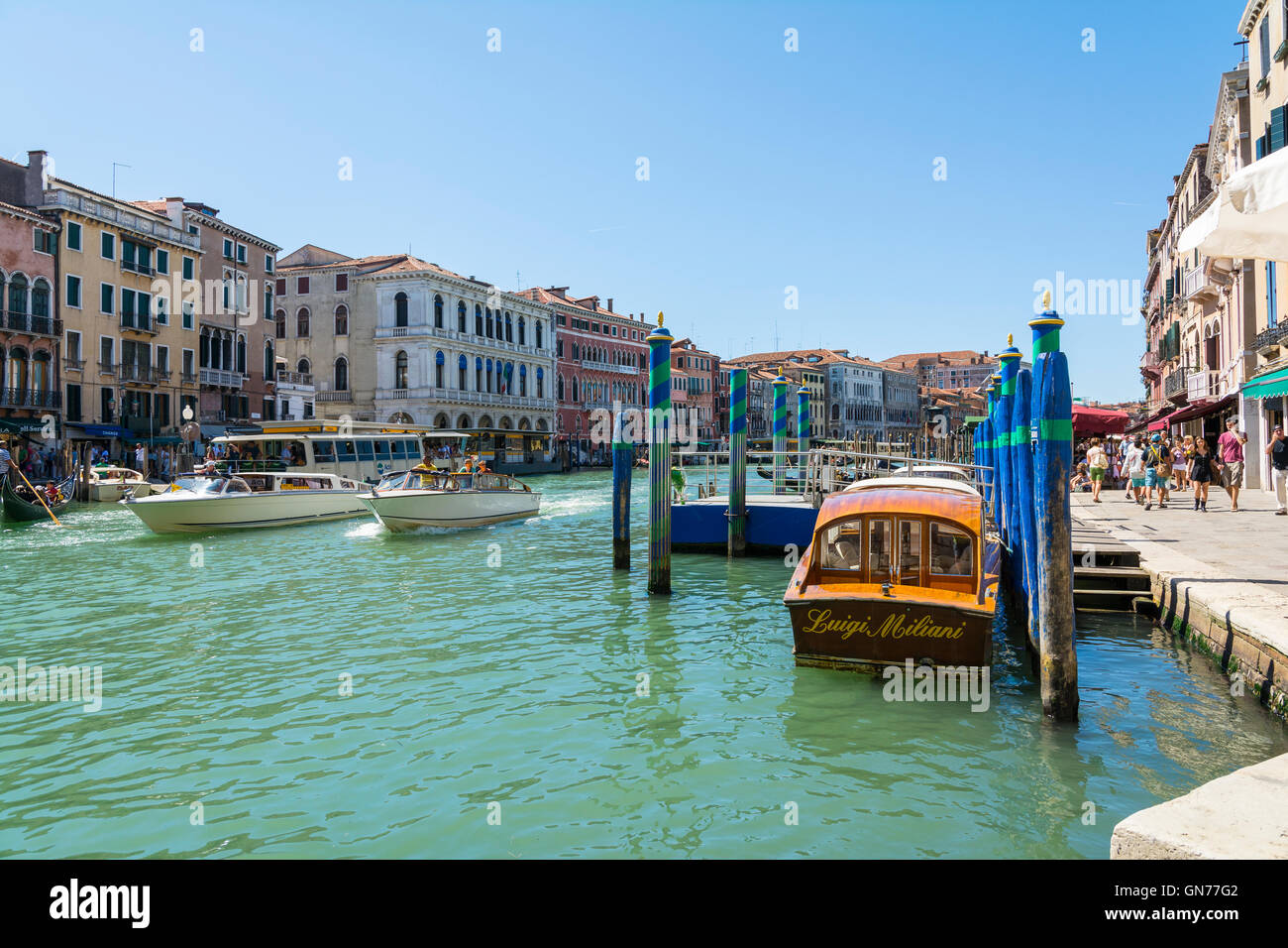 Venezia,Italy-August 17,2014:vista del Canal Grande e la barca a Venezia durante un giorno d'estate. Foto Stock