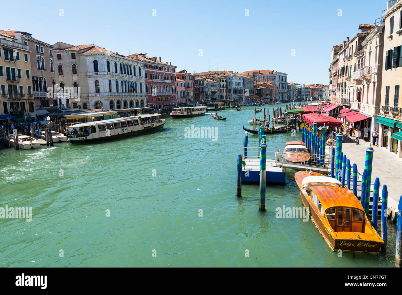 Venezia,Italy-August 17,2014:vista dall'altezza del canal grande e la barca a Venezia durante un giorno d'estate. Foto Stock
