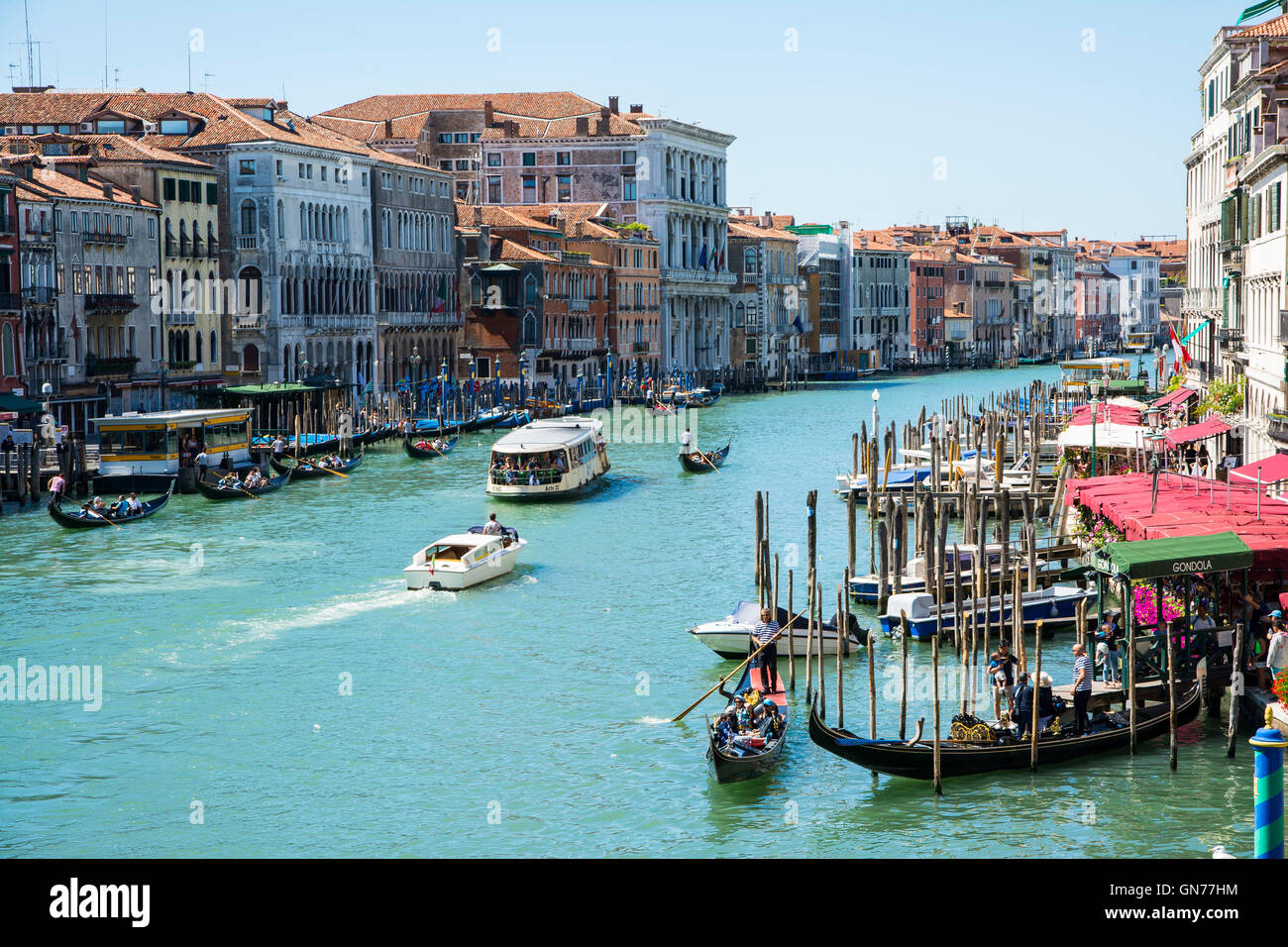 Venezia,Italy-August 17,2014:vista dall'altezza del canal grande con barca e gondole a Venezia durante un giorno d'estate. Foto Stock
