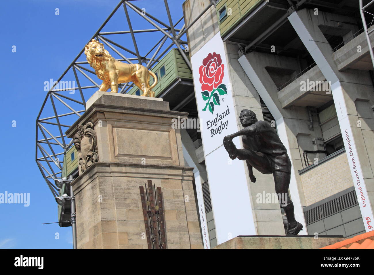 Rose e cancelli di papavero, West Stand, Twickenham Stadium, Greater London, England, Gran Bretagna, Regno Unito Regno Unito, Europa Foto Stock