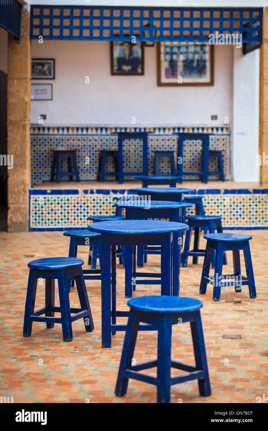 Stile marocchino pasticceria blu con tavoli e sedie Foto Stock