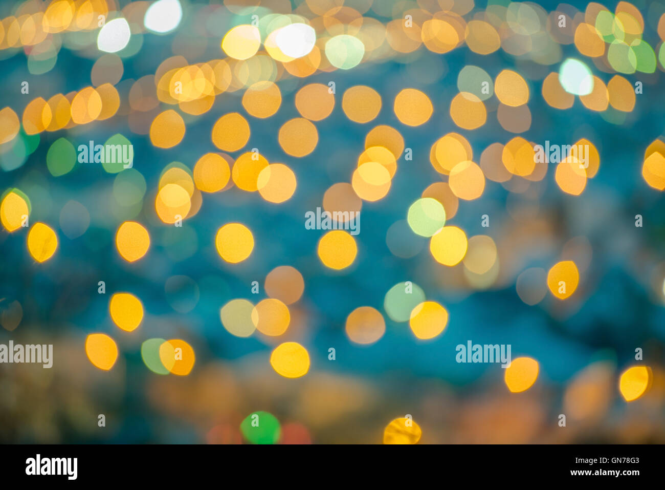 Bella blu astratto circolare sfondo bokeh, luci della città con instagram effetto tonico, primo piano Foto Stock