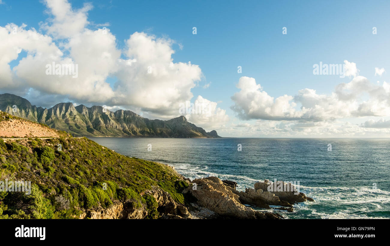 Cape Town, Sud Africa, il paesaggio costiero con montagne, rocce, mare e strada. Foto Stock