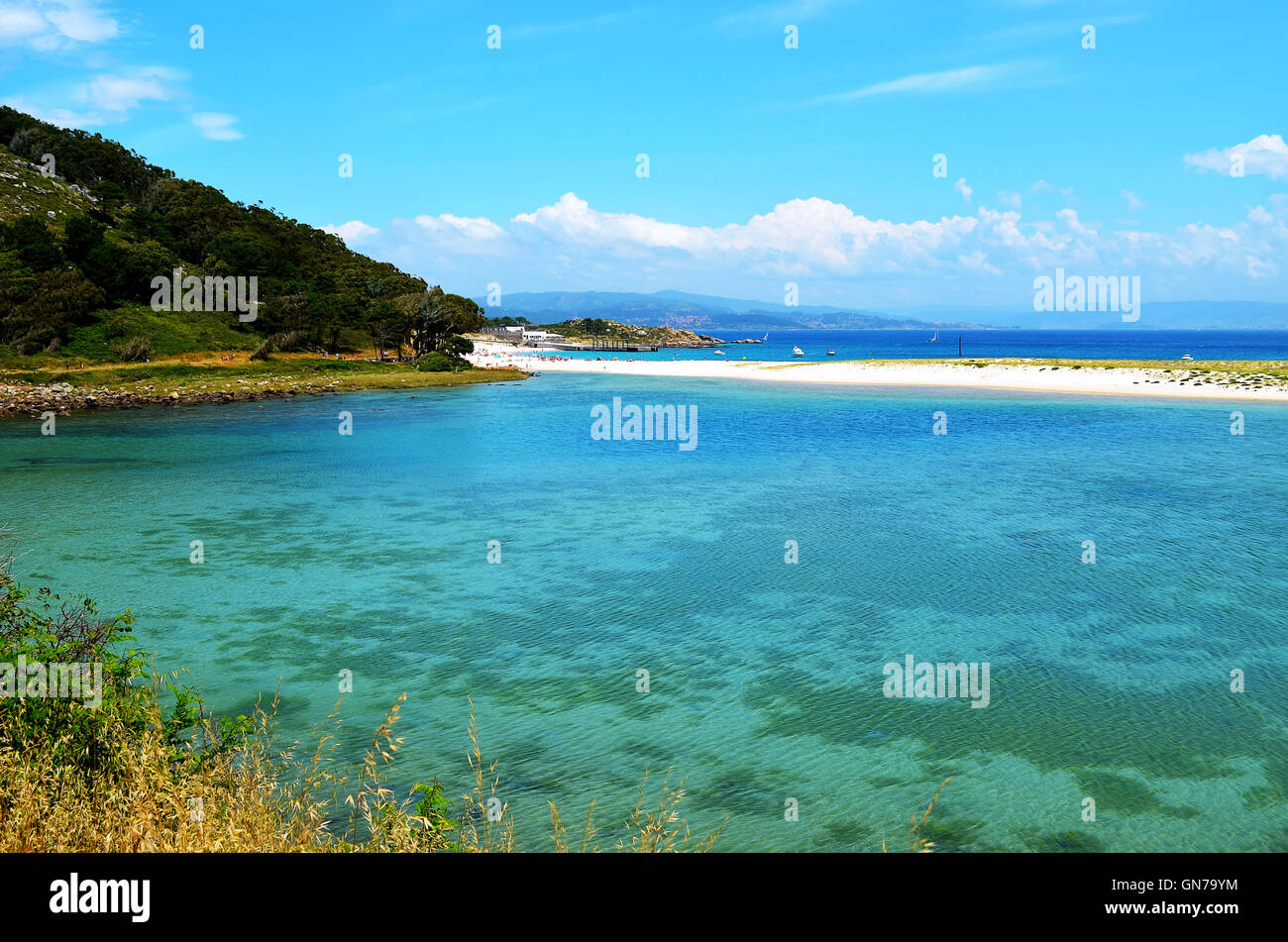 Il blu e il lago poco profondo, situato tra il faro island e il Monteagudo Isola (Isole Cies, Galizia, Spagna) Foto Stock