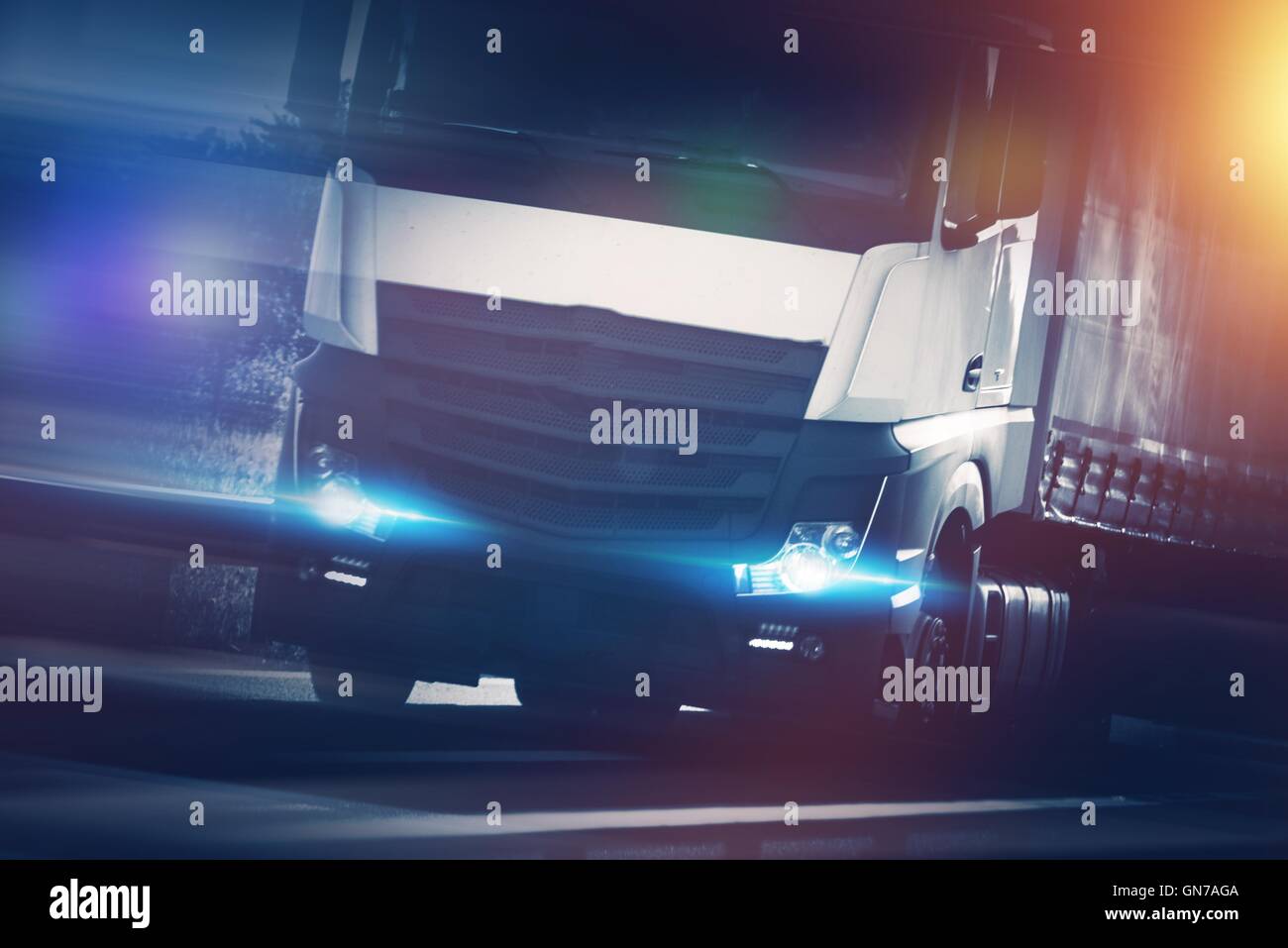 Velocizzando il moderno semi concetto carrello foto. Euro Tracking e Spedition Tema. Foto Stock