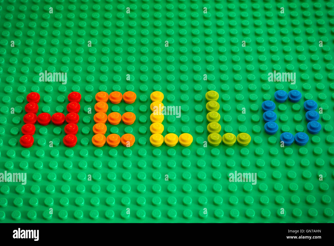 Tambov, Federazione Russa - 24 gennaio 2016 parola Hello compitare dal round di LEGO Bricks 1x1 sul verde della piastra di base. Studio shot. Foto Stock