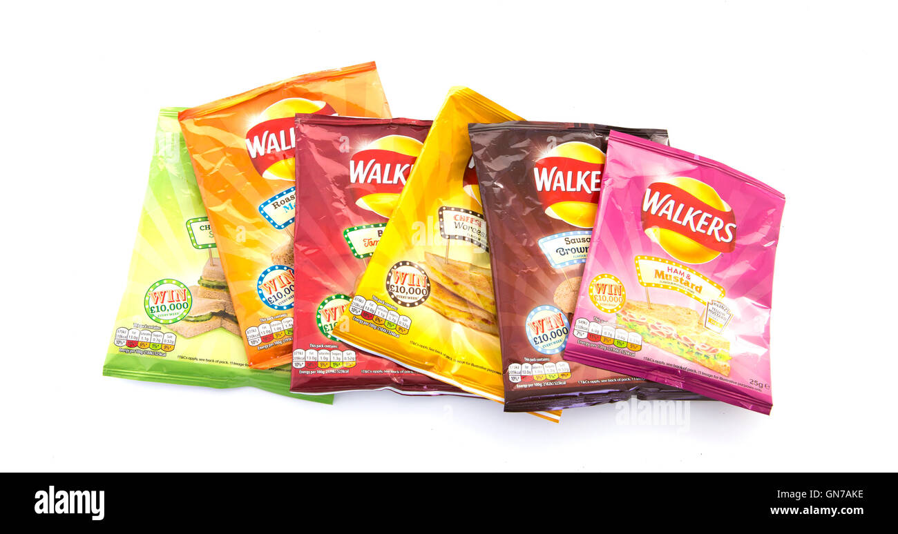Sacchetti di camminatori nuovo sapore croccantini isolato su uno sfondo bianco. La Walkers è un British snack produttore di alimenti Foto Stock
