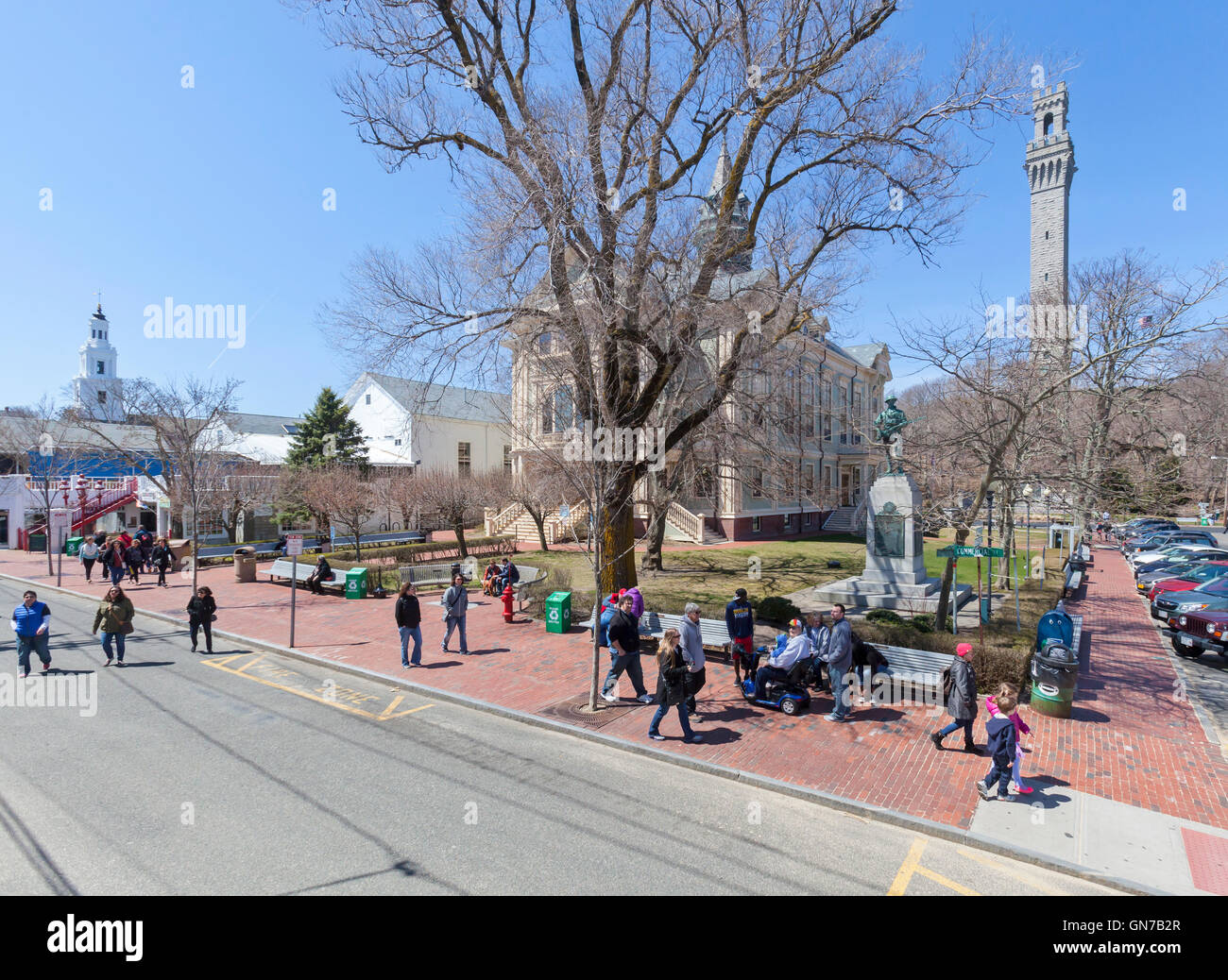 La gente camminare e sedersi nella piazza della città a Provincetown Cape Cod, Massachusetts. Foto Stock