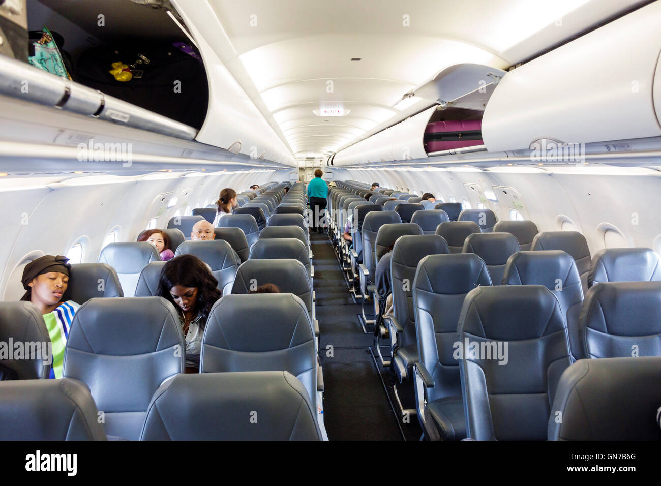 Miami Florida,Miami International Airport,mia,aviazione,Frontier Airline,aereo,volo,partenza,imbarco,corridoio,posto,Black Blacks African Africans et Foto Stock