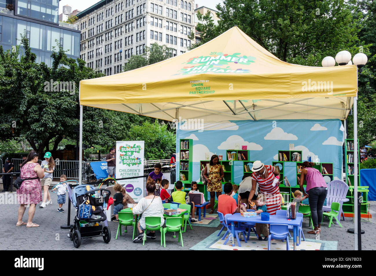 New York City,NY NYC Manhattan,Midtown,Union Square Park,parco pubblico,Summer in the Square,serie di intrattenimenti settimanali,attivita',Children's Pavilion,p. Foto Stock