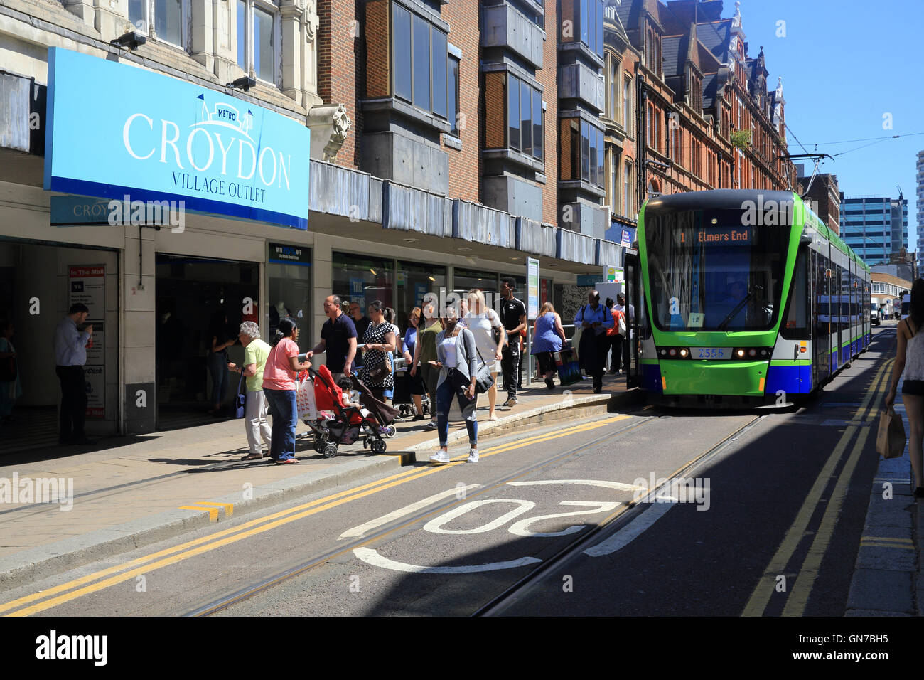Una fermata del tram che passa Croydon Village Outlet Shopping Centre, nel sud di Londra, Inghilterra, Regno Unito Foto Stock