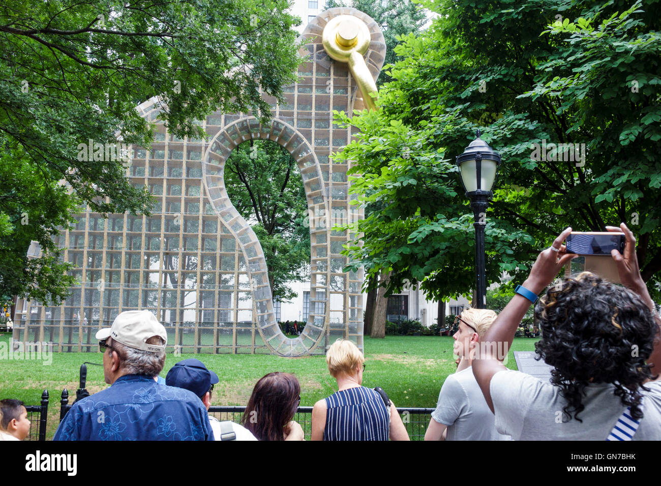 New York City, NY NYC, Manhattan, Madison Square Park, installazione di opere d'arte, Big Bling, Martin Puryear, lavori all'aperto, scala monumentale, Black Blacks Africa Foto Stock