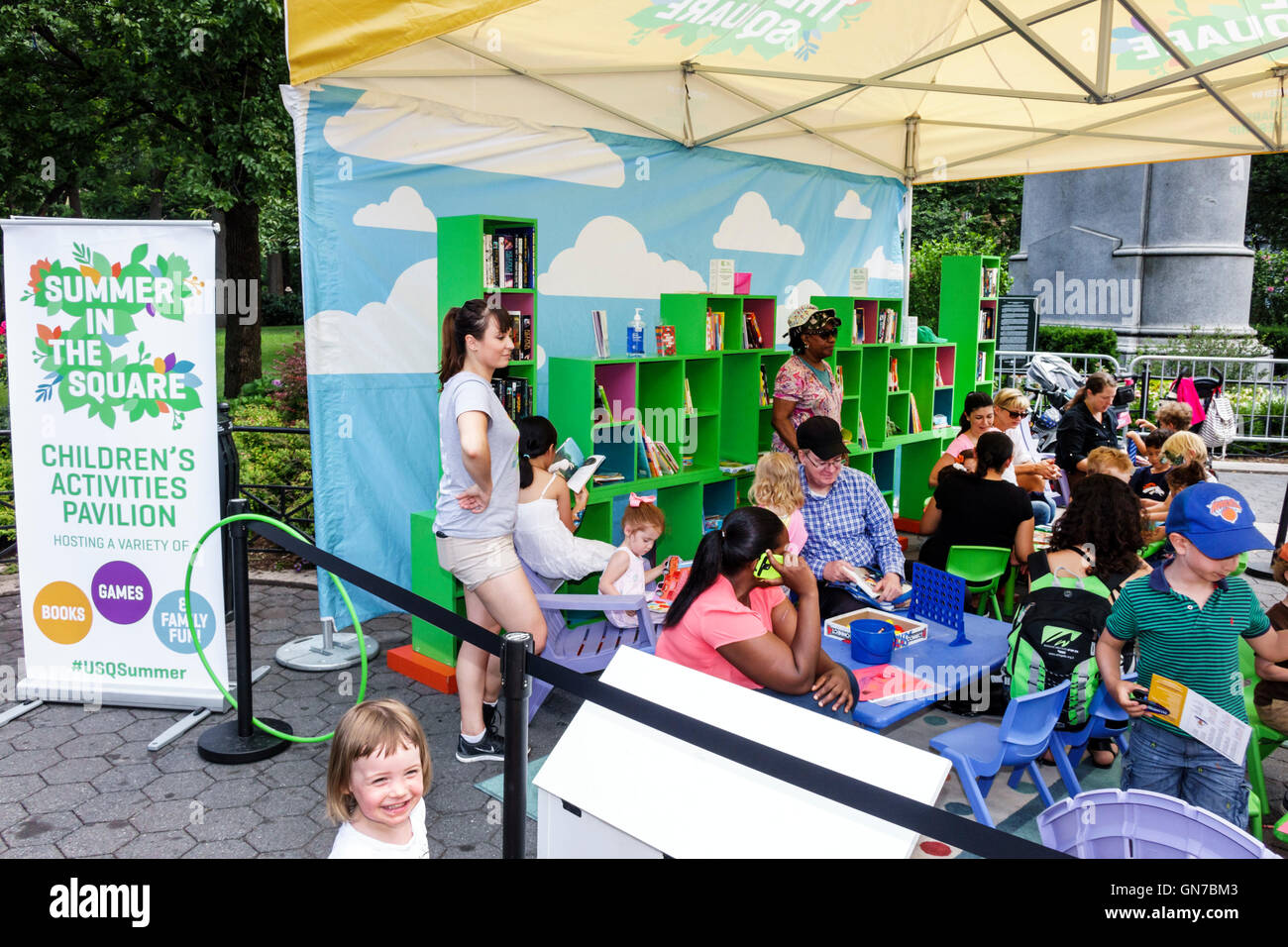 New York City,NY NYC,Manhattan,Midtown,Union Square Park,parco pubblico,Summer in the Square,serie di intrattenimenti settimanali,evento,attivita',Bambini Pavi Foto Stock