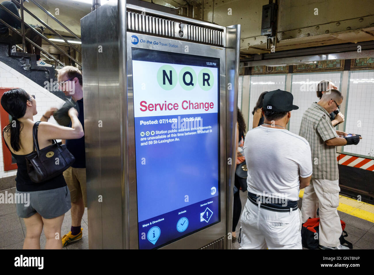 New York City,NY NYC Manhattan,Midtown,14th Street-Union Square,metro,stazione,MTA,piattaforma,adulti,uomo uomo maschio,donna donna donna donna donna donna donna,penduter,digi Foto Stock