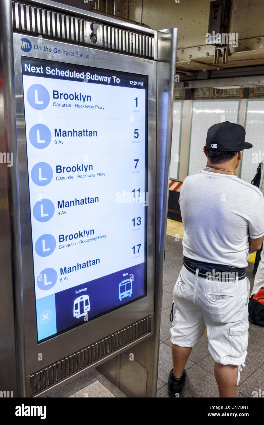 New York City,NY NYC Manhattan,Midtown,14th Street-Union Square,metro,stazione,MTA,piattaforma,adulti,uomo uomo maschio,donna donna donna donna donna donna donna,penduter,digi Foto Stock