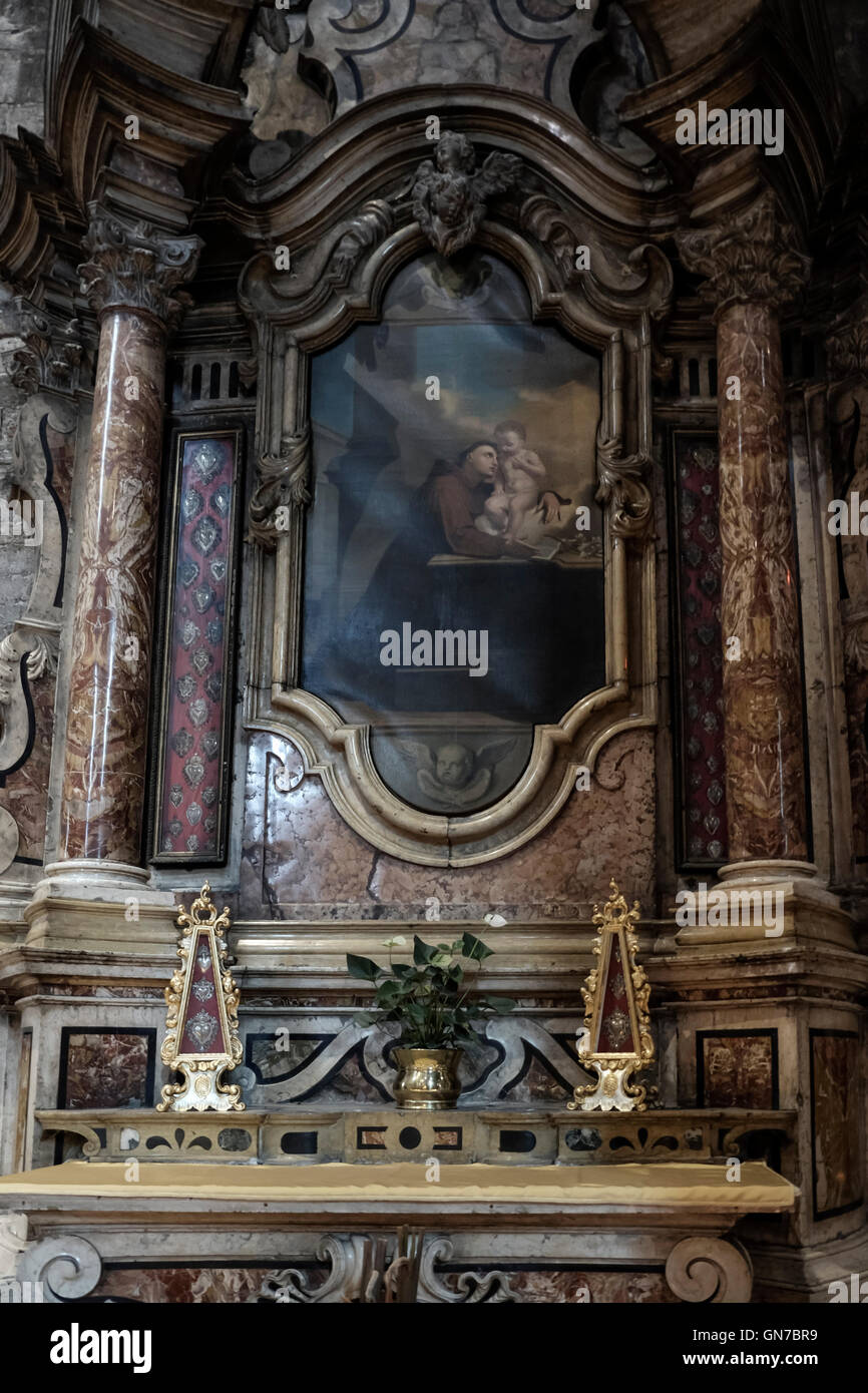 Un altare laterale all'interno della cattedrale di San Vigilio a Trento Trentino Alto Adige Italia. Foto Stock