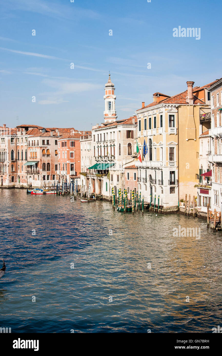 Tipica scena a Venezia con i palazzi di fronte a un canale e poli per attracco delle barche. Foto Stock