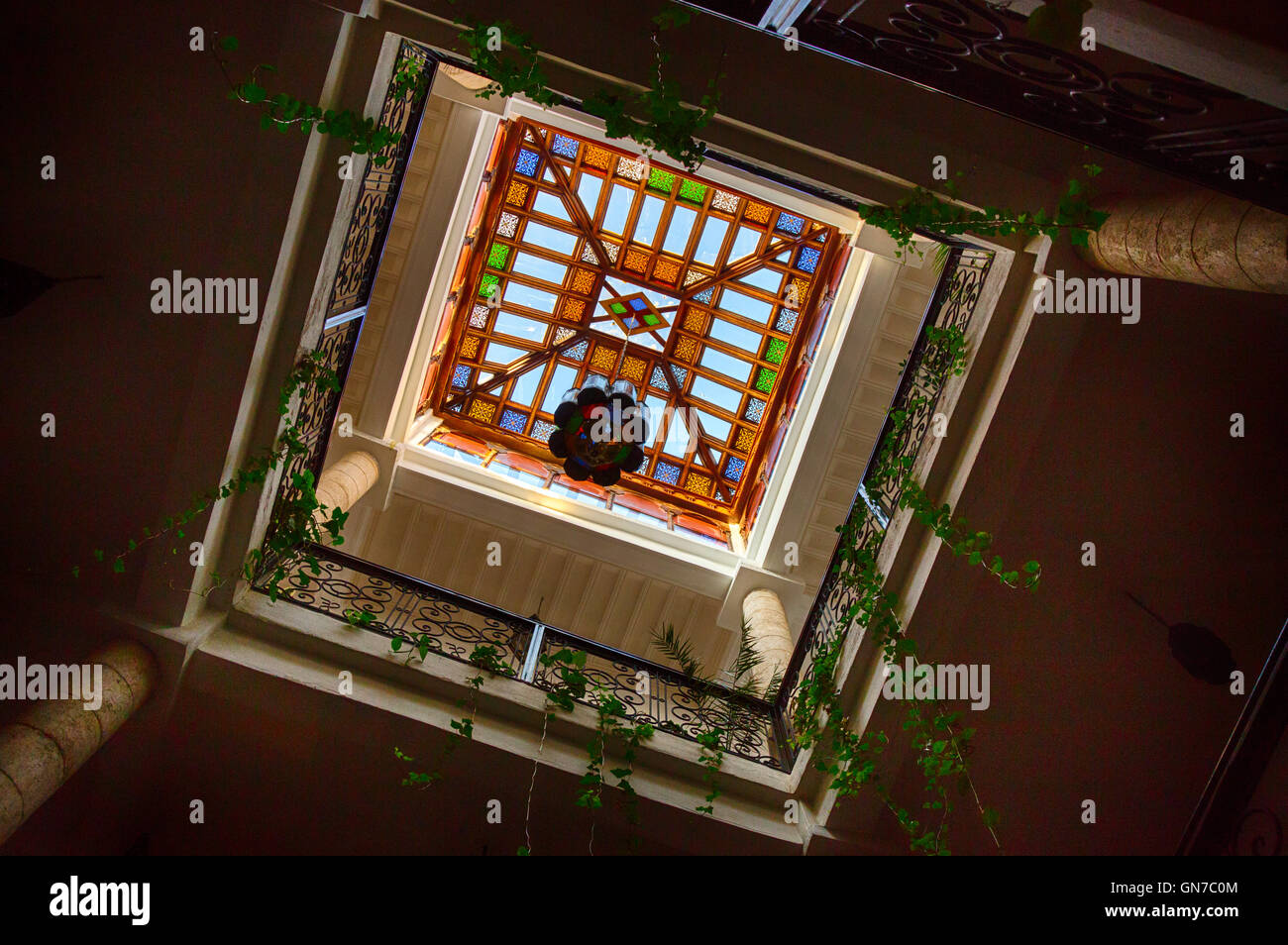 Essaouira, Marocco. Lucernario sul tetto, Riad Maison du Sud. Foto Stock