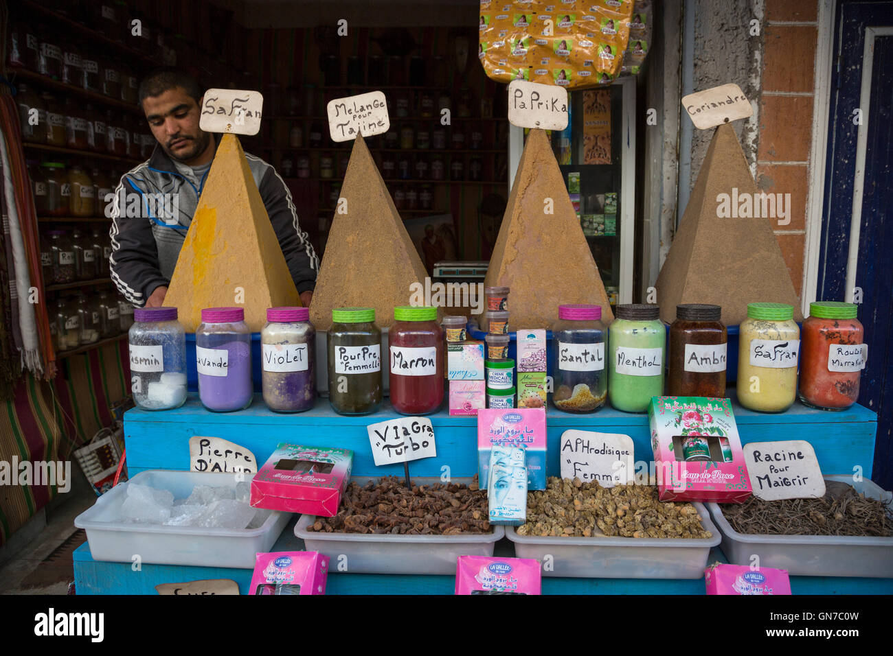 Essaouira, Marocco. Venditore di spezie e erbe medicinali impostazione negozio di mattina presto. Foto Stock