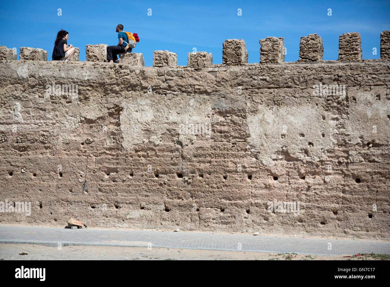Essaouira, Marocco. I turisti in cima Rest bastioni della città affacciata sul mare. Foto Stock