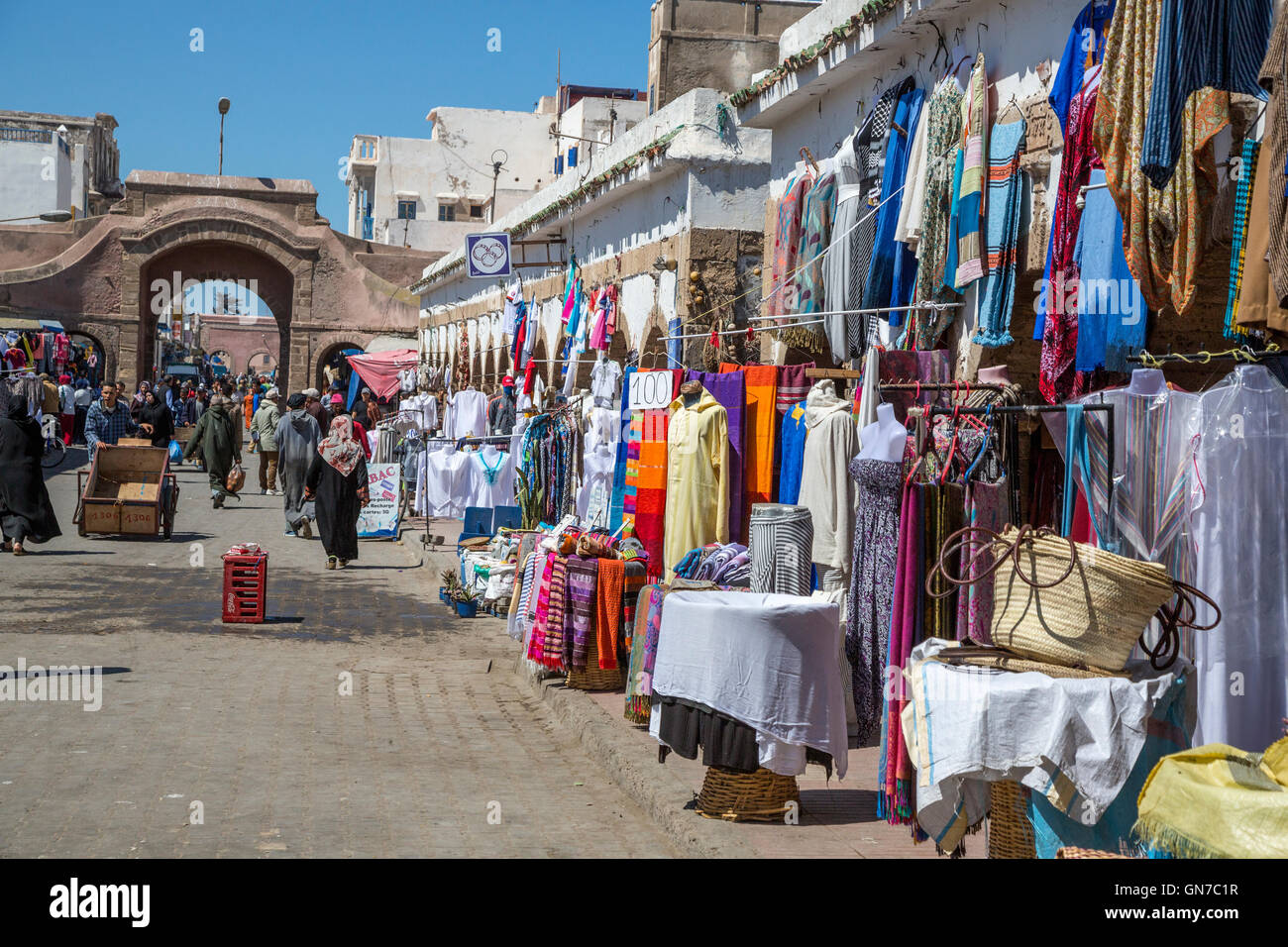 Essaouira, Marocco. Scena di strada nel mercato Medina, Ave. Mohamed Zerktouni Fornitori di abbigliamento. Foto Stock