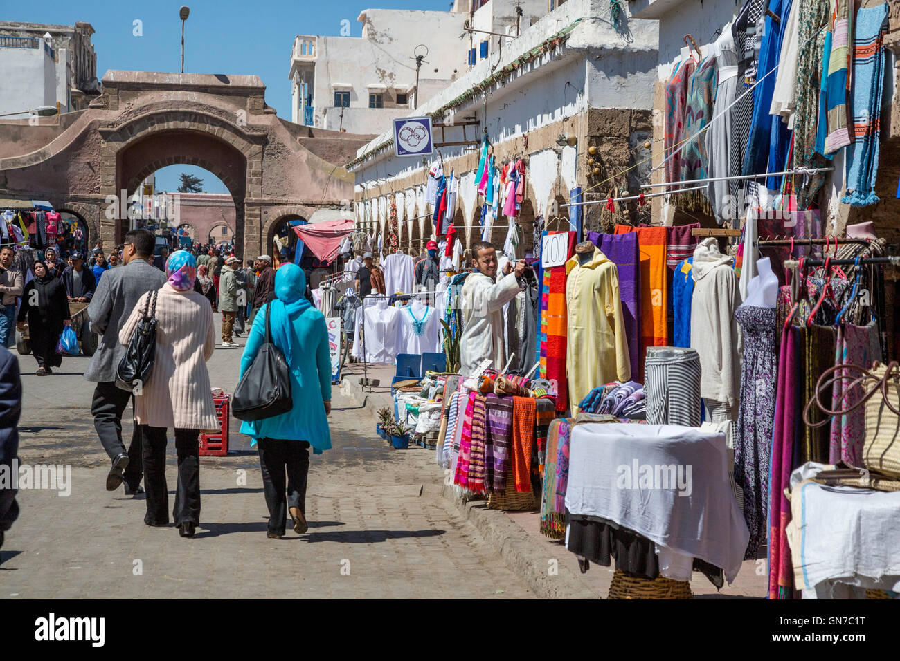 Essaouira, Marocco. Scena di strada nel mercato Medina, Ave. Mohamed Zerktouni Fornitori di abbigliamento. Foto Stock