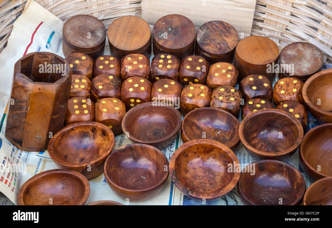 Essaouira, Marocco. Scatole, bocce, e piastrine realizzato da Thuya legno. Foto Stock