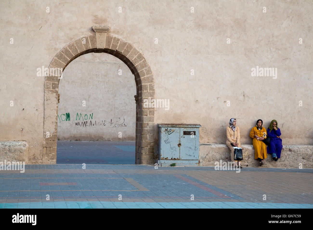 Essaouira, Marocco. Le donne sedute in place moulay Hassan, nel tardo pomeriggio. Foto Stock