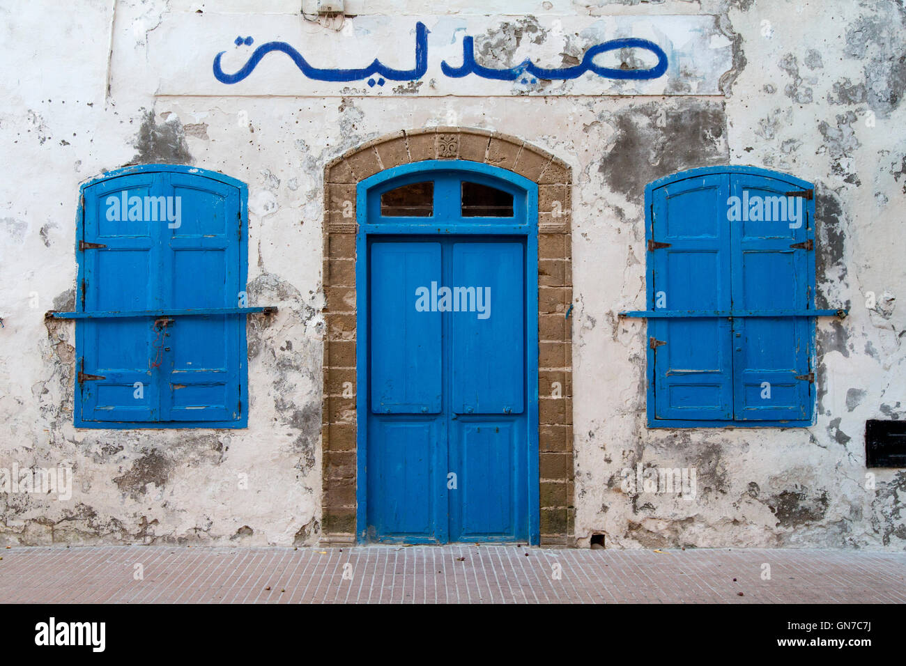 Essaouira, Marocco. Farmacia nella Medina, prima dell'orario di apertura. Foto Stock