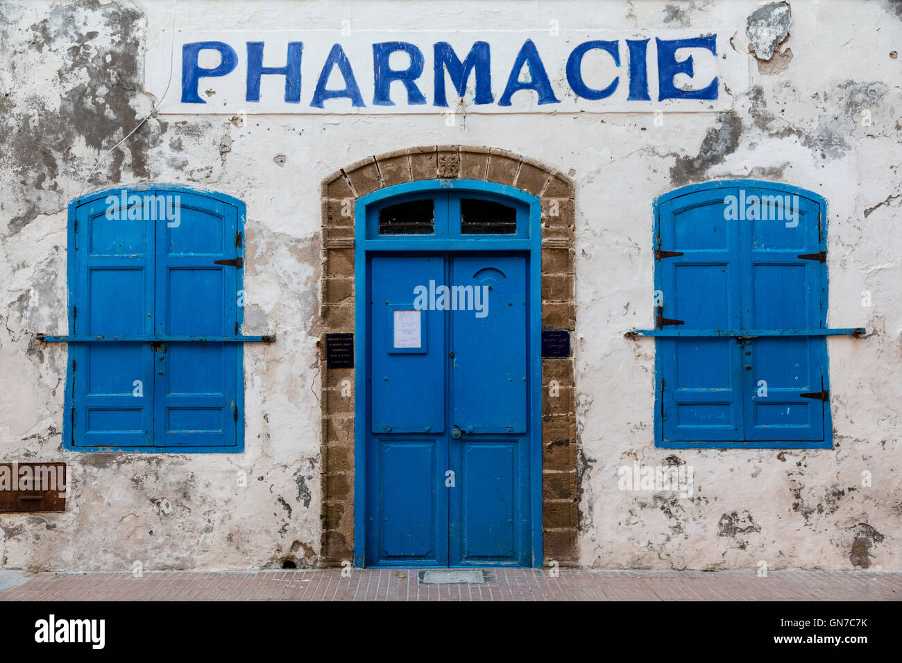 Essaouira, Marocco. Farmacia nella Medina, prima dell'orario di apertura. Foto Stock