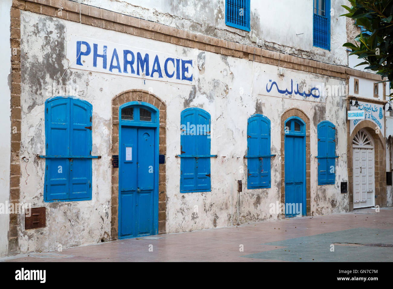 Essaouira, Marocco. Farmacia nella Medina, prima dell'orario di apertura. Foto Stock