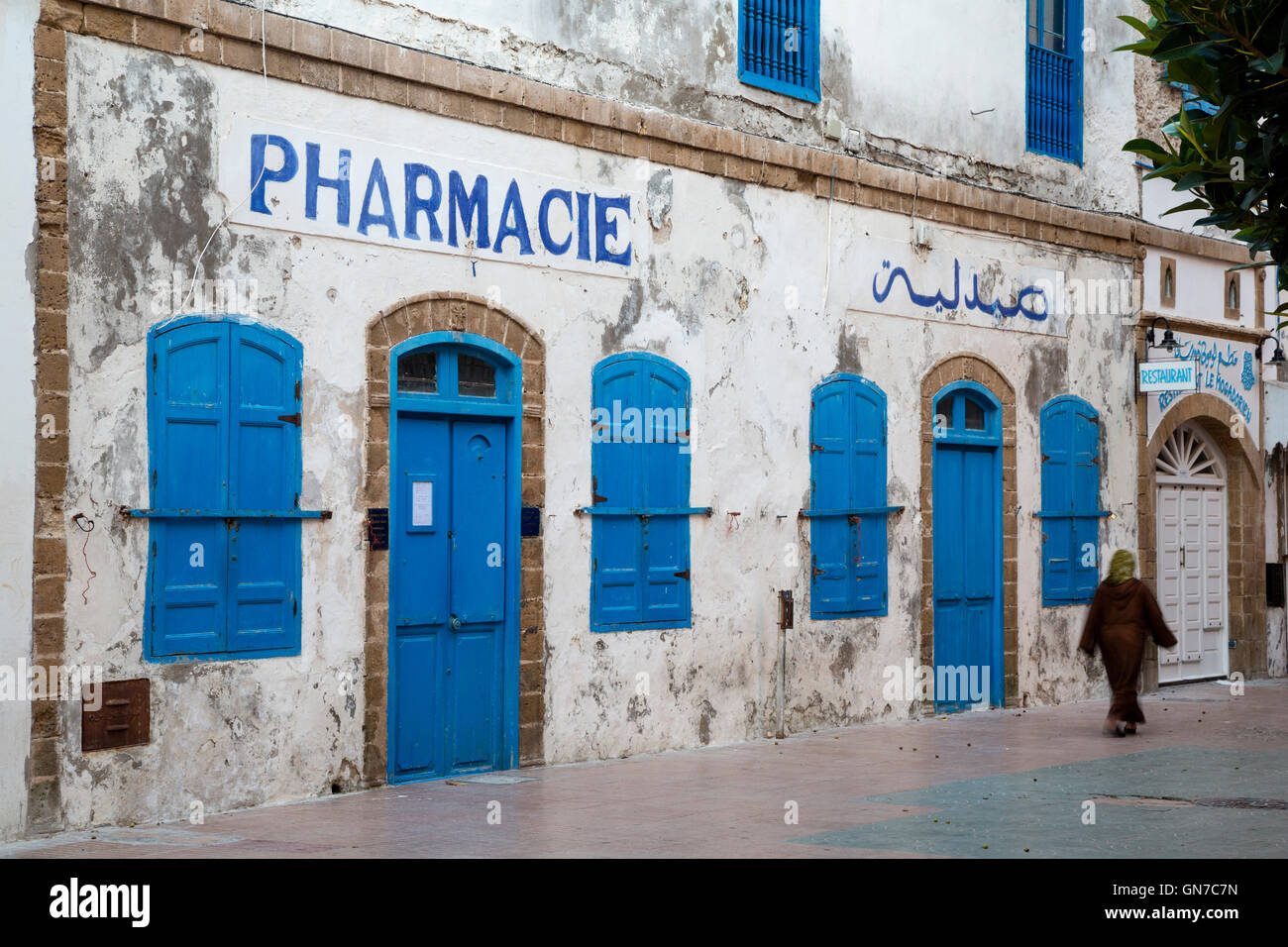 Essaouira, Marocco. Farmacia nella Medina, prima dell'orario di apertura. Foto Stock
