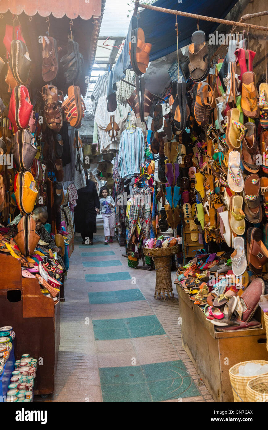 Essaouira, Marocco. Pantofole, sandali e scarpe per la vendita nel mercato. Foto Stock
