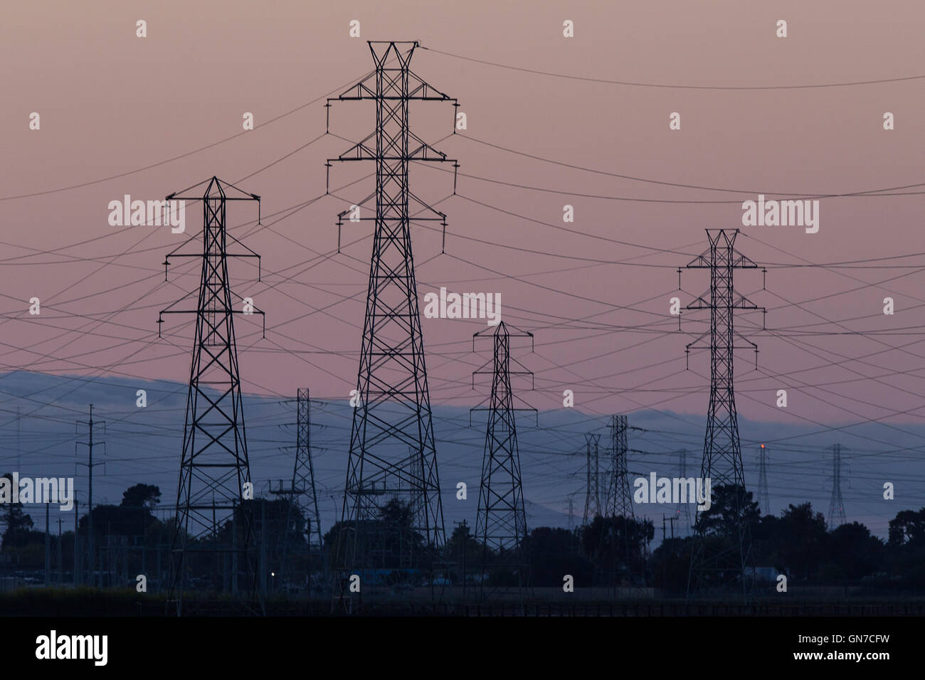 Le linee elettriche in alta tensione span su Palo Alto Baylands, Palo Alto, California, Stati Uniti d'America Foto Stock