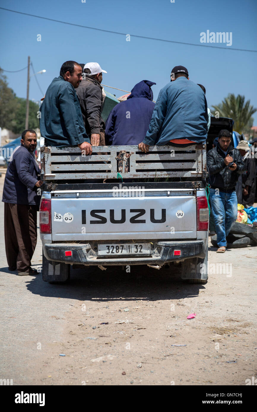 Il Marocco. La sicurezza stradale. Carrello raccoglitore pieno di uomini in procinto di lasciare l'aveva Draa Mercato, Provincia di Essaouira. Foto Stock