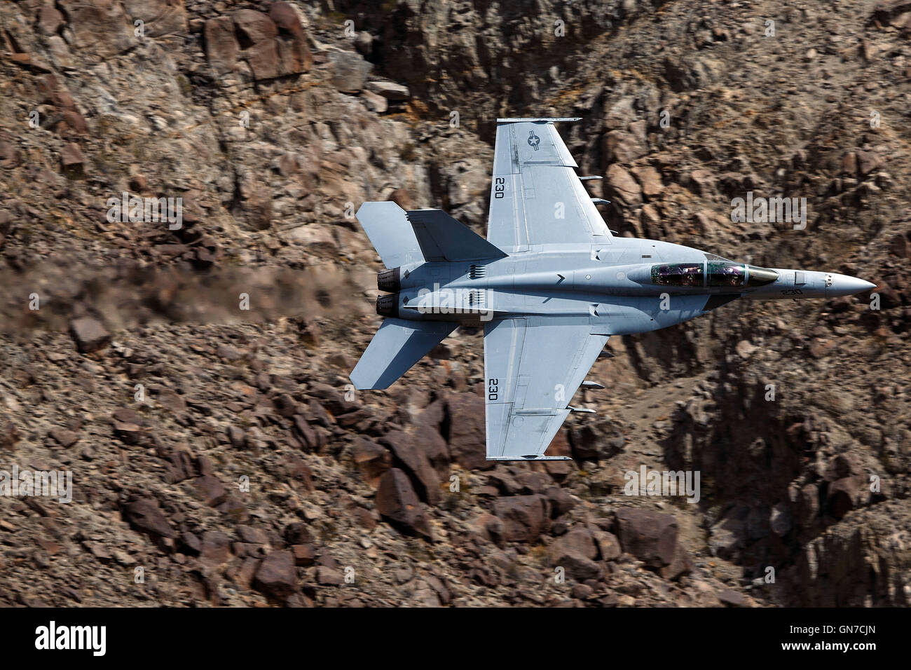 US Navy Boeing F/A-18F Super Hornet XE-230 (USN 166925) da aria di test e valutazione Squadron nove (VX-9), dalla Cina lago Naval Air stazione delle armi, il "Vampiri' vola attraverso la transizione Jedi, R-2508 complessa, Star Wars Canyon / Rainbow Canyon, Deat Foto Stock