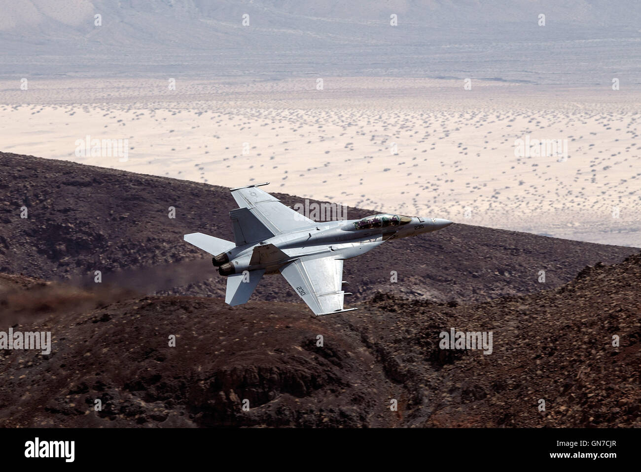 US Navy Boeing F/A-18F Super Hornet XE-230 (USN 166925) da aria di test e valutazione Squadron nove (VX-9), dalla Cina lago Naval Air stazione delle armi, il "Vampiri' vola attraverso la transizione Jedi, R-2508 complessa, Star Wars Canyon / Rainbow Canyon, Deat Foto Stock