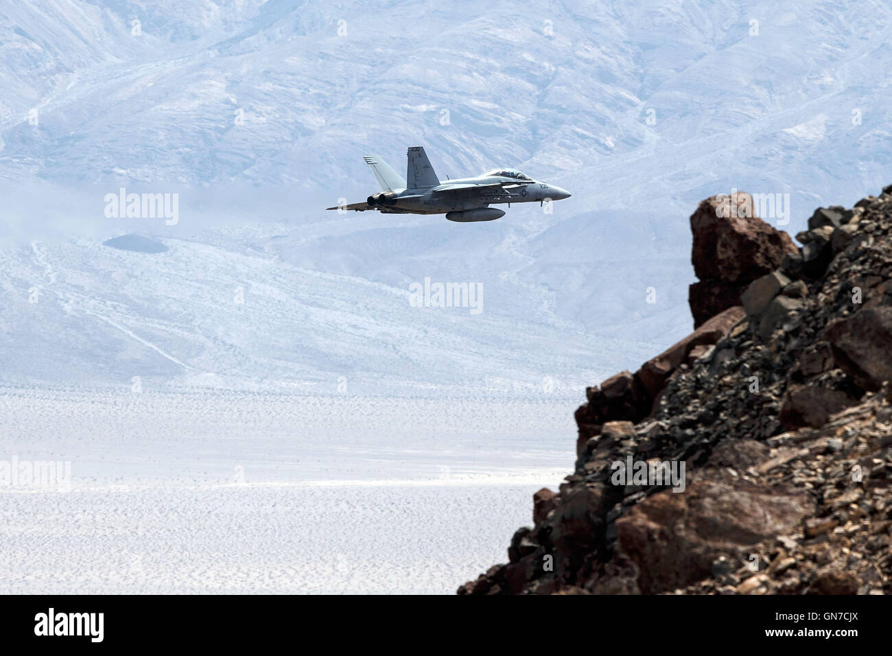 US Navy Boeing F/A-18F Super Hornet XE-230 (USN 166925) da aria di test e valutazione Squadron nove (VX-9), dalla Cina lago Naval Air stazione delle armi, il "Vampiri' vola attraverso la transizione Jedi, R-2508 complessa, Star Wars Canyon / Rainbow Canyon, Deat Foto Stock