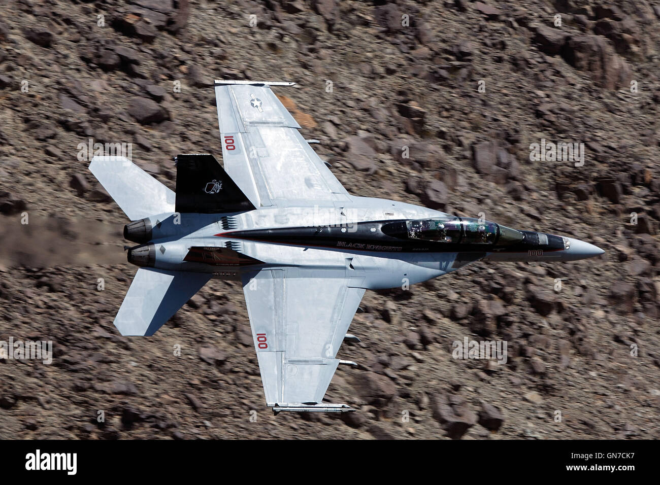 US Navy Boeing F/A-18F Super Hornet NH-100 (SN 166873) da VFA-154 'Cavalieri Neri' vola attraverso la transizione Jedi, R-2508 complessa, Star Wars Canyon / Rainbow Canyon, il Parco Nazionale della Valle della Morte, California, Stati Uniti d'America. Foto Stock