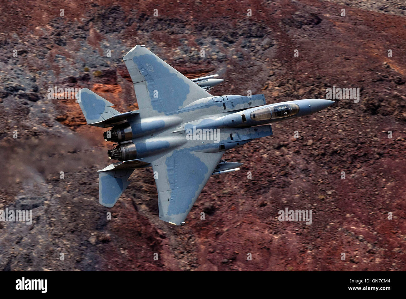 Un McDonnell-Douglas F-15C Eagle (78-538), dal 144Fighter Wing, California Air National Guard Base in Fresno, vola basso livello attraverso la transizione Jedi, R-2508 complessa, Star Wars Canyon / Rainbow Canyon, il Parco Nazionale della Valle della Morte, California, Onu Foto Stock