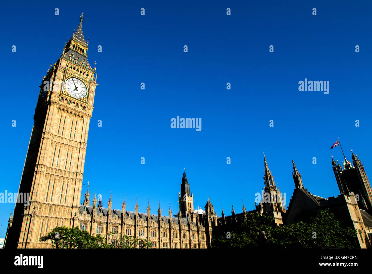 I turisti sul bus aperti guardando il Big Ben all'estremità nord del Palazzo di Westminster a Londra in estate con il blu del cielo Foto Stock