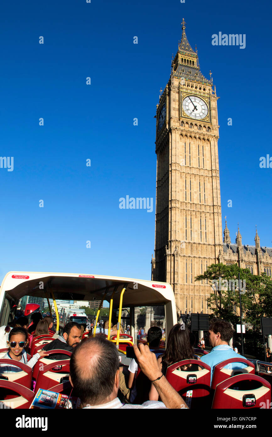 I turisti sul bus aperti guardando il Big Ben all'estremità nord del Palazzo di Westminster a Londra in estate con il blu del cielo Foto Stock