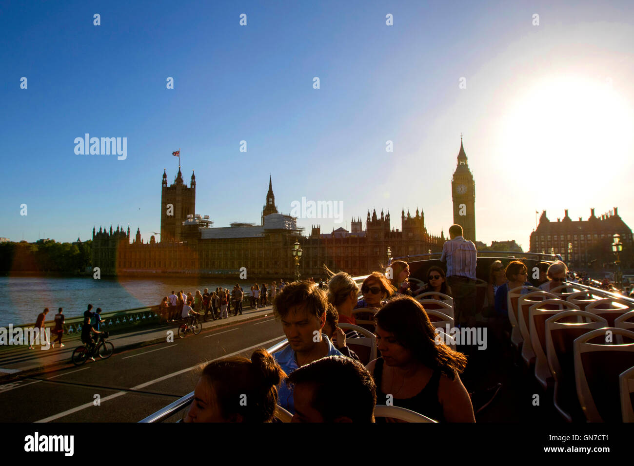 I turisti sul bus aperti guardando il Big Ben all'estremità nord del Palazzo di Westminster a Londra in estate con il blu del cielo Foto Stock